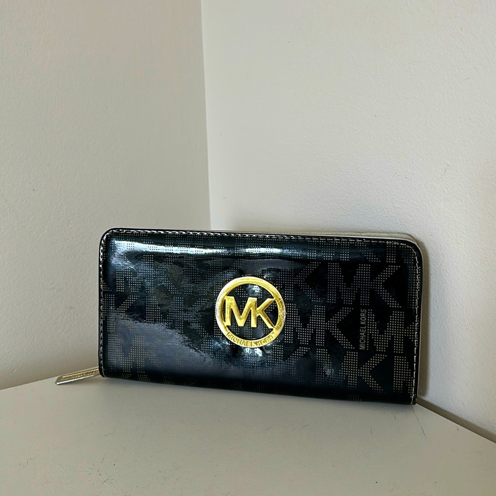 Classy Michael Kors wallet